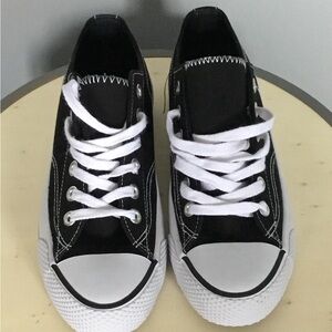 Airwalk Black and White Low-Top Sneakers (size 6 1/2)